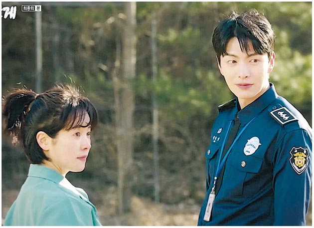 《奇案摸摸查》結局，韓志旼（左）與李民基（右）逮捕兇手，兩人感情亦有進展。