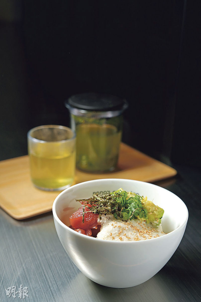 吞拿魚牛油果山芋丼--日本人愛吃吞拿魚，而餐廳就將營養豐富的牛油果及山芋加入其中，山芋入口滑溜，讓吞拿魚入口時更添嫩滑之感（$148）。圖後為宇治煎茶（$42）。（黃志東攝）