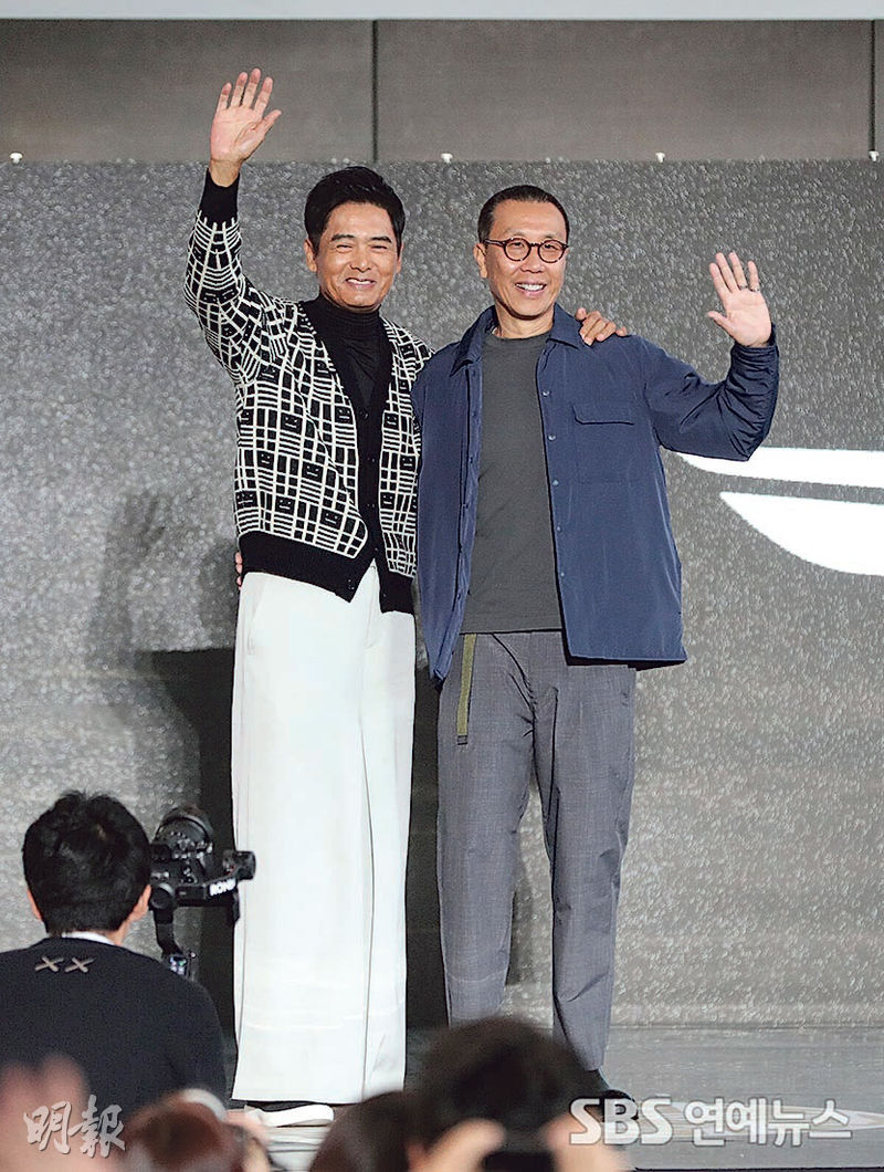 釜山影展放映《別叫我"賭神"》，周潤發（左）偕導演潘耀明（右）出席座談會。