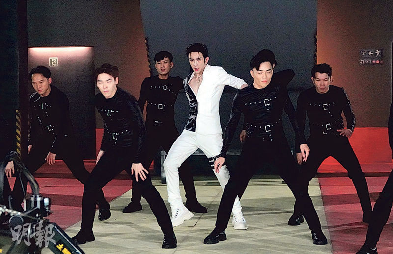 Anson Lo（白衫）在新歌《ON》MV挑戰快密舞步。