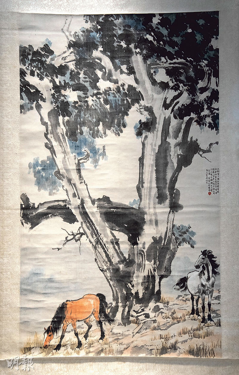 徐悲鴻曾多次到訪嶺南，《大樹雙馬》款識寫到，該幅畫創作於香港山村道中。（朱安妮攝）