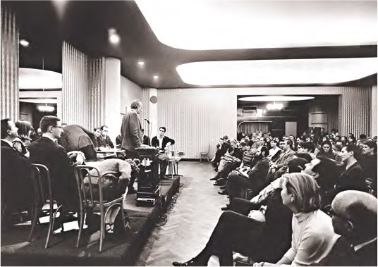 1966年11月Billy Klüver（站立者）在E.A.T.第一次會員大會中演說。（E.A.T.官網圖片）