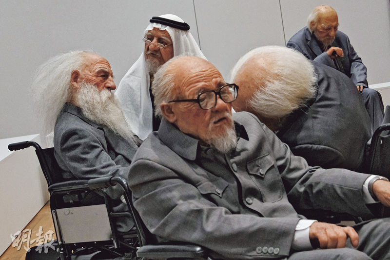 「M+希克藏品：別傳」展覽的裝置作品《老人院》引人注目，創作者孫原及彭禹以不斷互相碰撞的坐輪椅老人，論述世界衝突的無奈。（鄧家烜攝）