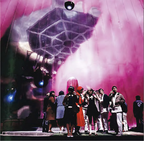 館內鏡房以粉色氣球為視覺元素，觀眾透過鏡面折射，可仰望房間另一邊的表演。（E.A.T.官網圖片）