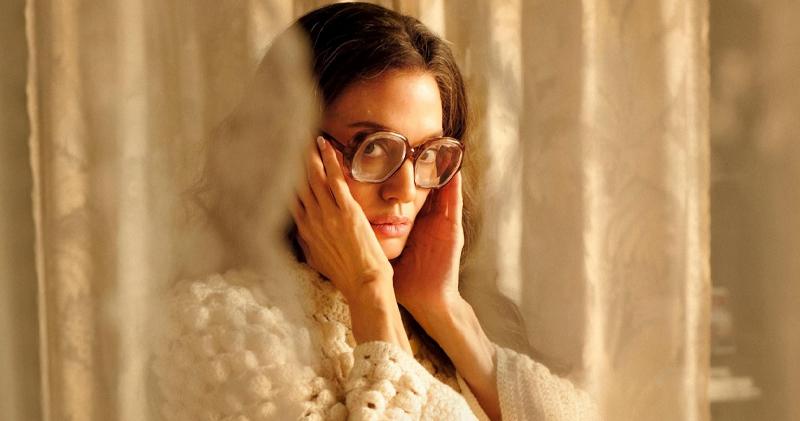 另一款造型照安祖蓮娜祖莉戴上眼鏡。（網上圖片）