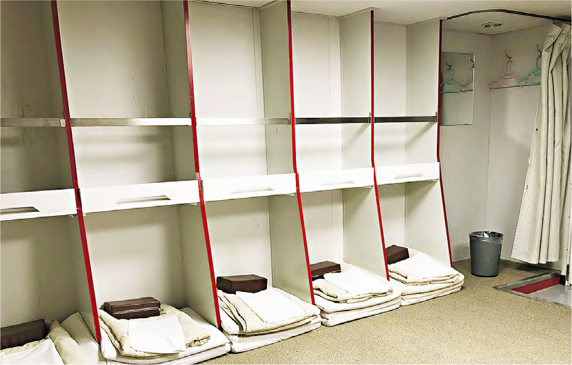 二等室--山茶花號二等室（12人榻榻米）提供單人榻榻米牀鋪、小枕頭、被子等，非常清潔。（卓惠媛攝）