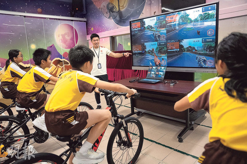 學校新引入的VR運動系統，結合VR、物聯網、體感遊戲等技術，能夠把健身運動與遊戲二合為一。為了在電競賽中出線，學生都出盡全力踏健身單車，運動投入度比平日大大增加。（朱安妮攝）