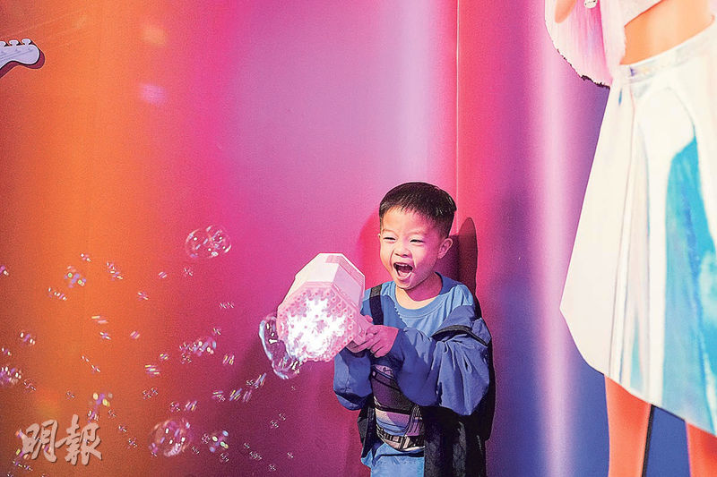 走進Barbie的夢幻disco泡泡世界，小朋友可以瘋狂製造泡泡，盡情與朋友仔來個泡泡Party！（賴俊傑攝）