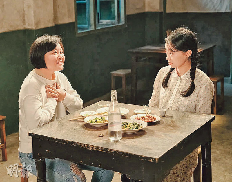 賈玲（左）自編自導自演《你好，李煥英》，內地票房勁收54億人民幣，吸引荷李活改編拍成英語片，由她擔任監製。