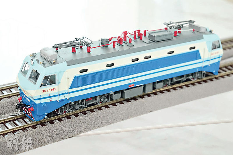 曾作為廣九直通車服務的韶山8型電力機車，是中國在1990年代重點開發的高速機車，目標是將廣深線旅客列車的行駛速度提升至160公里/小時以上，結果測試時曾達240公里/小時，在當年有「中國鐵路第一速」的稱號。（楊柏賢攝）