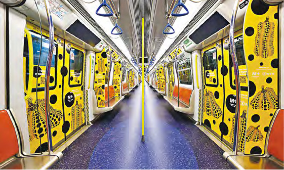 去年港鐵以草間彌生經典作《南瓜》為設計概念，帶來黃底黑波點的主題列車。（港鐵提供）
