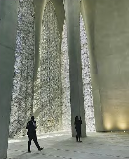 艾哈邁德．塔耶布顯赫清真寺內部--拱門與mashrabiya窗花呈現伊斯蘭建築特色。（圖：B.M.）