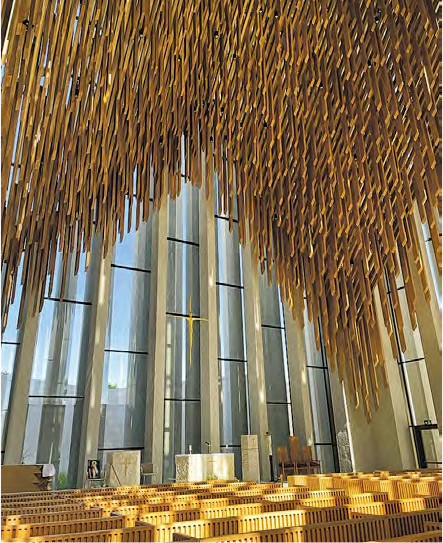 聖弗朗西斯教堂內部--教堂天花以大量木條造出拱頂效果。（圖：B.M.）
