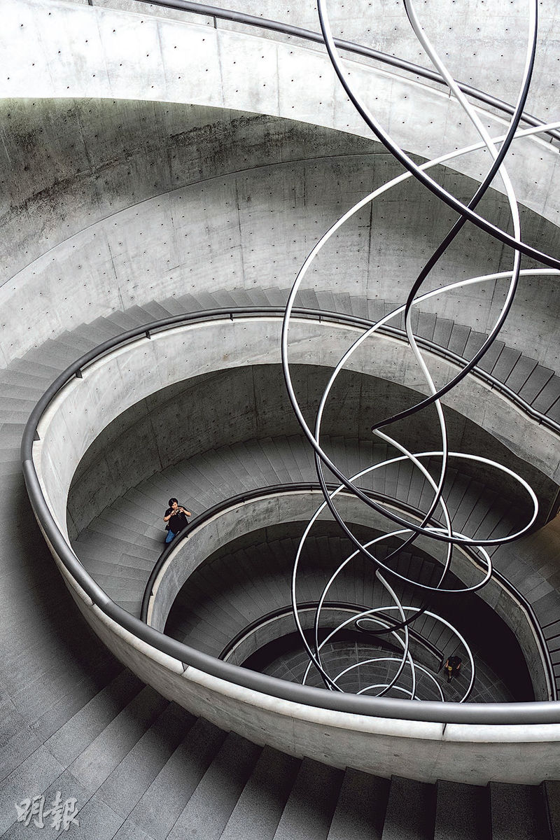 轉彎賞雕塑--雙螺旋樓梯（圖）是和美術館內的亮點，穹頂懸掛冰島藝術家Olafur Eliasson雕塑作品Atmospheric column，其優雅自轉象徵無限生長，與環繞全館的樓梯形成對話。館內亦正展出美國當代視覺藝術家Roni Horn個展，她與安藤忠雄幾近相同的創作理念，得到了極好的釋放。 地址：北滘新城怡興路6號（朱安妮攝）