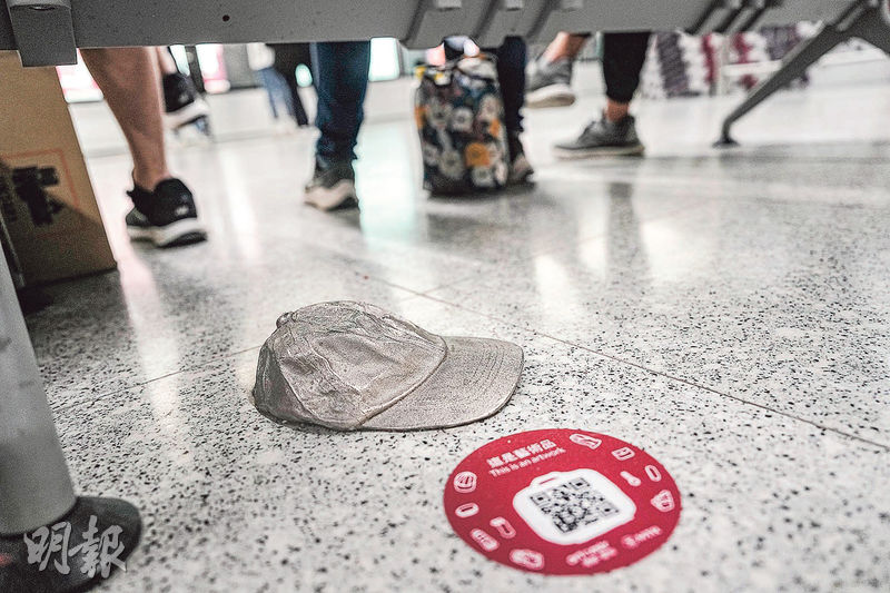 紅磡站月台椅子間散落的小物品，其實是由香港藝術家林嵐創作的《失而復得》。（馮凱鍵攝）