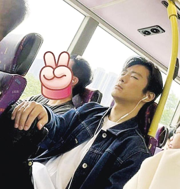 張景淳被網民拍到在屯門開出的巴士上睡覺。（網上圖片）