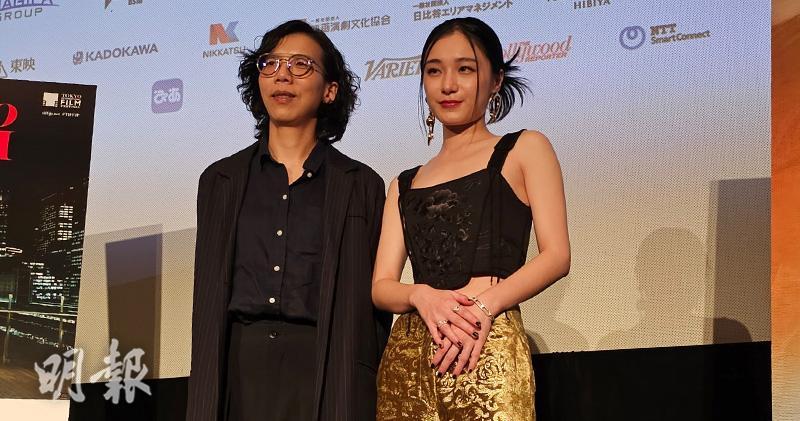 台灣女星葉曉霏（右）與導演蘇奕瑄昨晚出席電影《青春並不溫柔》在東京日比谷TOHO戲院的放映活動。（蘇珮欣攝）