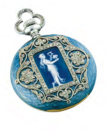 鉑金吊墜表--Vacheron Constantin私人珍藏系列1910年臻品，鉑金女裝吊墜表在半透明藍色琺瑯下是機刻圖案，白色Limonge浮雕被鑲滿鑽石的植物與玫瑰圍繞着，搭配手動上鏈機芯。（品牌提供）