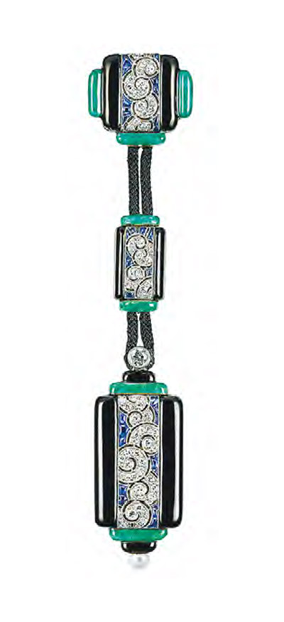 胸針時計--Vacheron Constantin私人珍藏系列1924年臻品，18K黃金與鉑金女裝胸針式時計表殼以琺瑯、鑽石和藍寶石製成，搭配珍珠表冠、銀質表盤與手動上鏈機芯。（品牌提供）