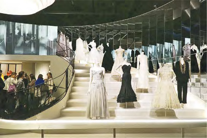 晚禮服--展覽最後一個部分A Timeless Allure，將Gabrielle Chanel的晚禮服陳列於迴旋鏡梯，包括她筆下最後一個系列：1971年春夏系列。（Dawn Hung攝）