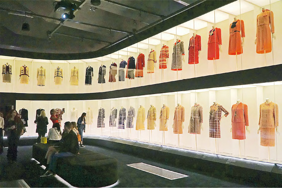 時裝制服--Victoria and Albert Museum的Gabrielle Chanel. Fashion Manifesto展覽中，以The Suit為題的部分展出Chanel為女士設計的時裝制服。（Dawn Hung攝）