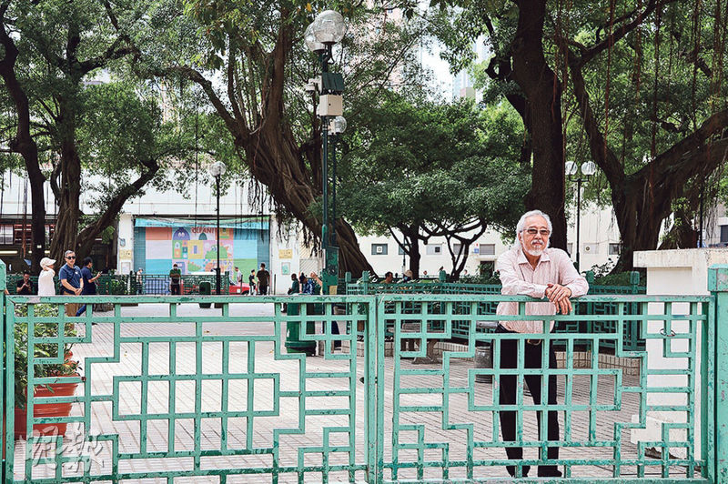 黎振滿（圖）說，現在的廟街榕樹頭公園已不見「白粉飯堂」和鴉片煙檔。（姚超雯攝）