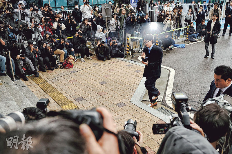 G-Dragon爆出涉毒醜聞後首次到警署接受盤問及檢測，吸引大批粉絲、YouTuber及記者到場。（路透社）