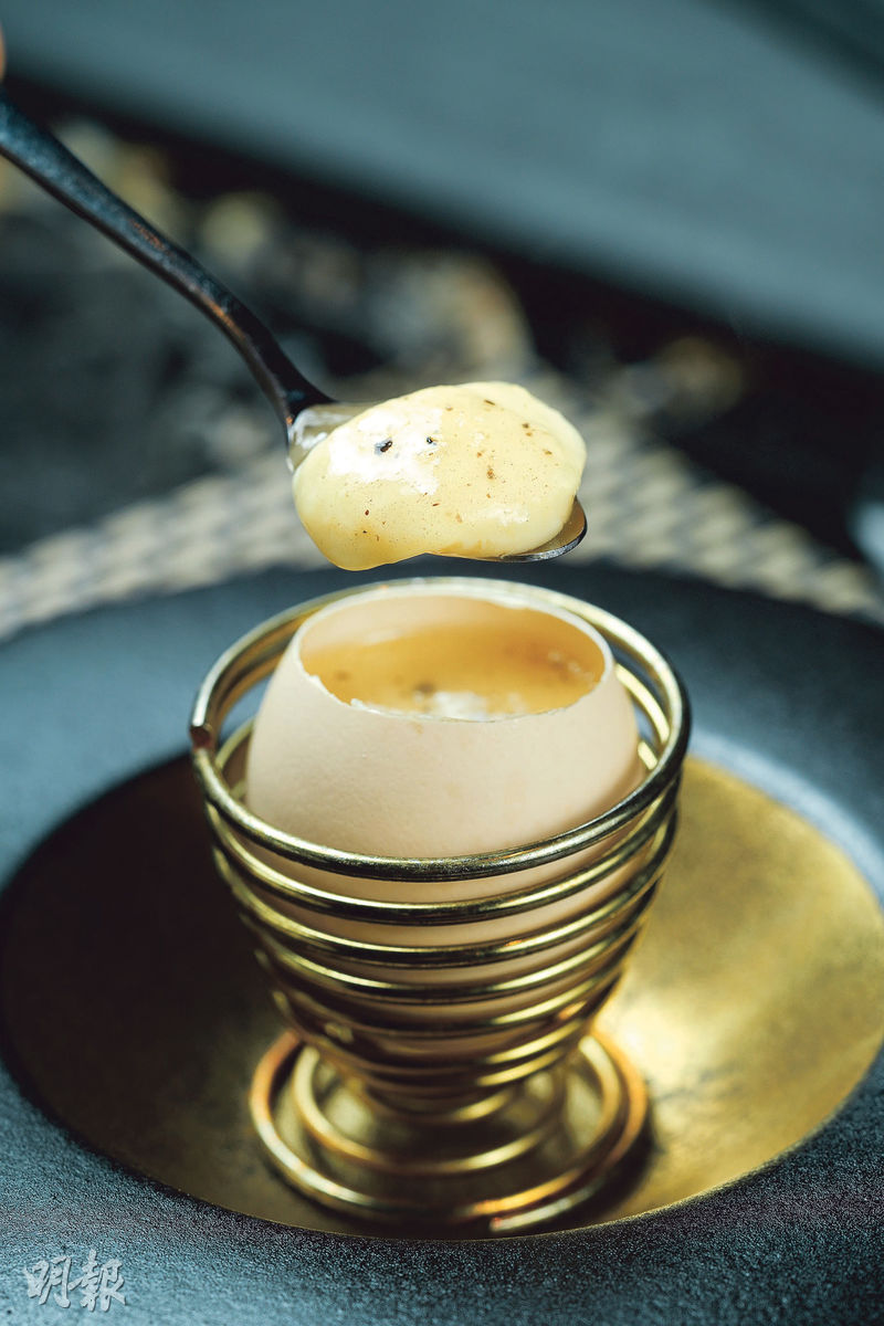 松露醬汁蒸蛋--滑蛋入口即融，清香的松露醬汁有助提味。（所有晚市套餐菜式）（黃志東攝）