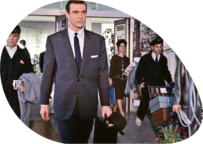 1963年上映的《鐵金剛勇破間諜網》中占士邦提着標誌性的公事篋。（網上圖片）