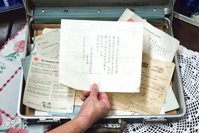 Rosa的爸爸用公事篋裝重要文件，例如1970年屋宇建設處發出的申請轉調居住單位的回函，正面的英文版以打字機打出，背面中文版則是手寫。（鄧家烜攝）