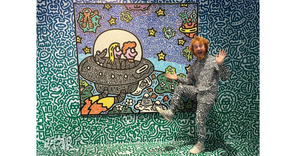 有「塗鴉先生」（Mr Doodle）之稱的英國藝術家Sam Cox，即日至2024年1月20日在位於中環的畫廊舉行個展「太空中的塗鴉先生」。（法新社）