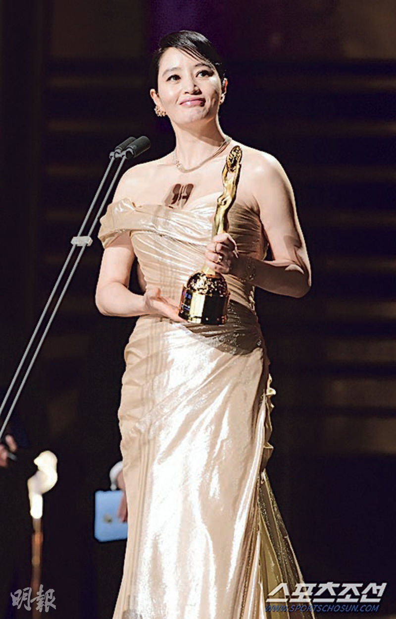 金惠秀最後一次主持青龍獎，獲大會頒發特別獎，表揚30年功勞。