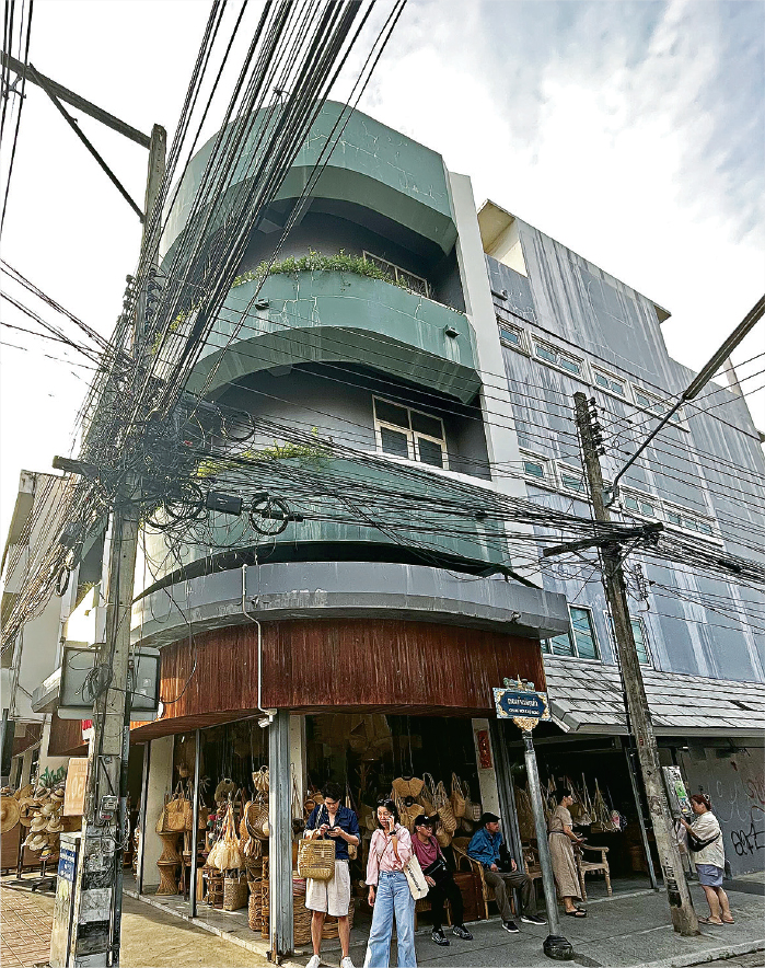 Chang Moi路上的人氣王藤器店Wyenumpueng Changmoi Furniture正是弧形轉角老建築的地舖部分，經常擠滿購物人潮。（何穎攝）