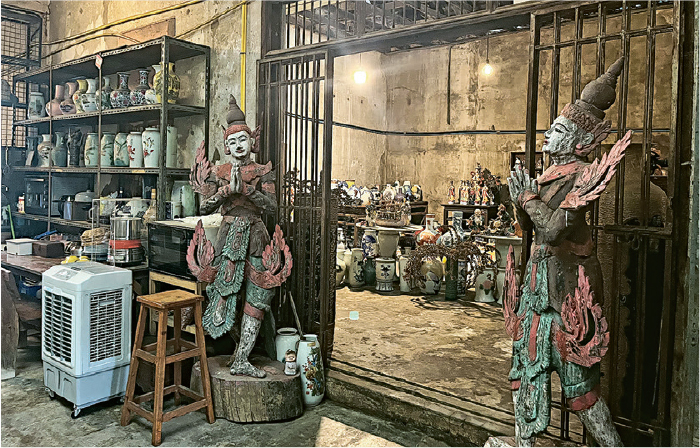 Flo Coffee Brewers店內中庭位置放滿中式陶瓷和泰國雕像。（何穎攝）