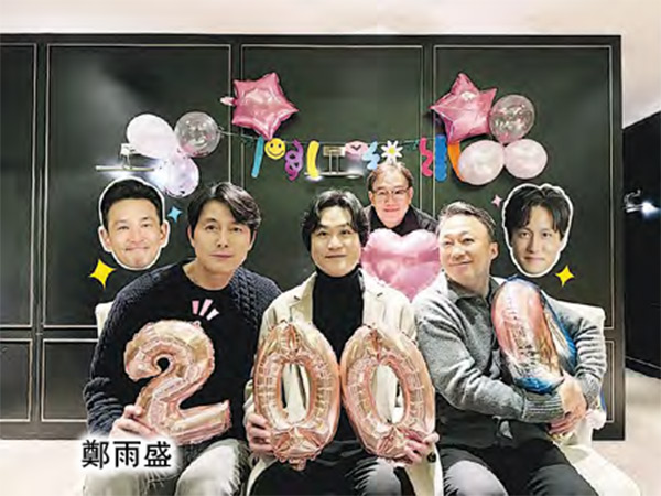 鄭雨盛主演韓片《首爾之春》上映6日累計入場人次突破200萬大關，成績理想 ，他跟片中拍檔拿着200字樣的氣球拍照慶祝。