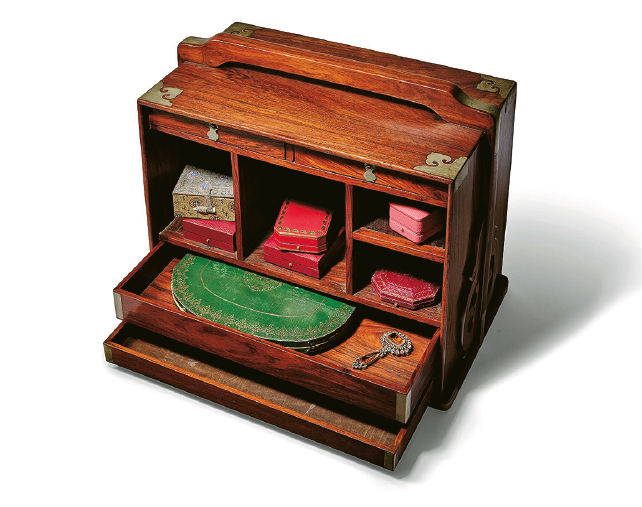 黃花梨木提箱--此黃花梨木提箱可擺放於書案、梳妝桌或任何几案上，藏家將它當成珠寶首飾箱。（展覽提供）
