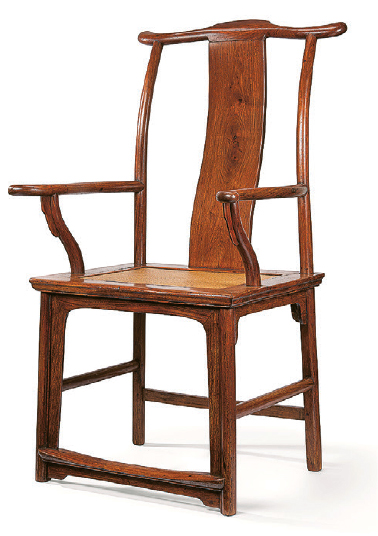 官帽椅--官帽椅屬於明式家具的重要類別，常見於中堂和飯廳中。此明代晚期官帽椅搭三彎背板，貼合背部弧度。（展覽提供）