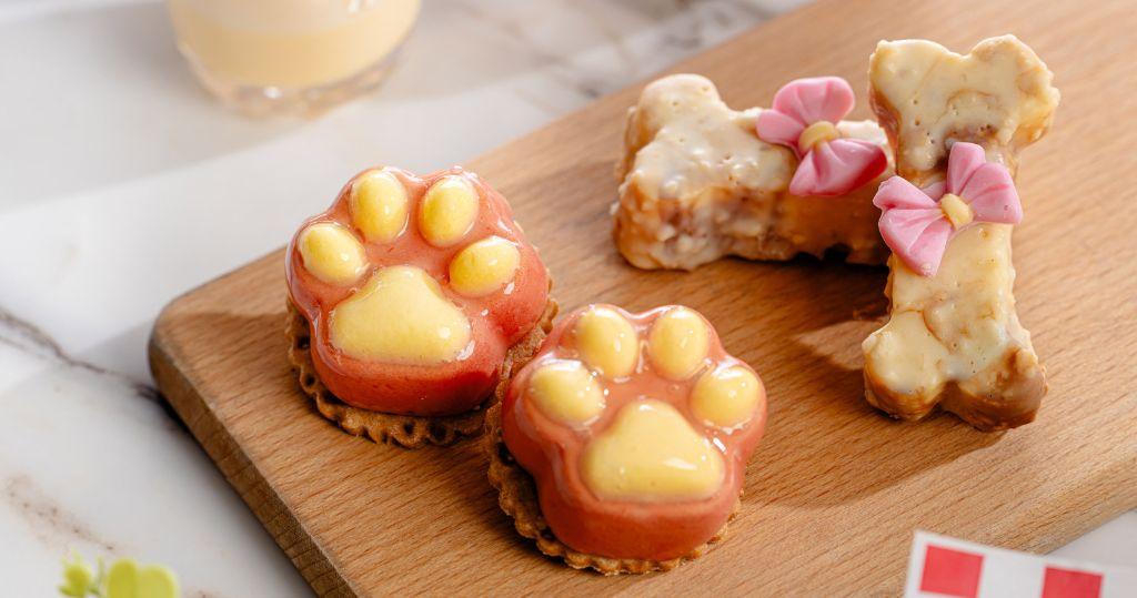 貓抓形紅莓櫻桃蛋糕及狗咬骨造型的朱古力香蕉毛士蛋糕@挪亞方舟度假酒店「果逸寵愛海景下午茶」（圖片由相關機構提供）