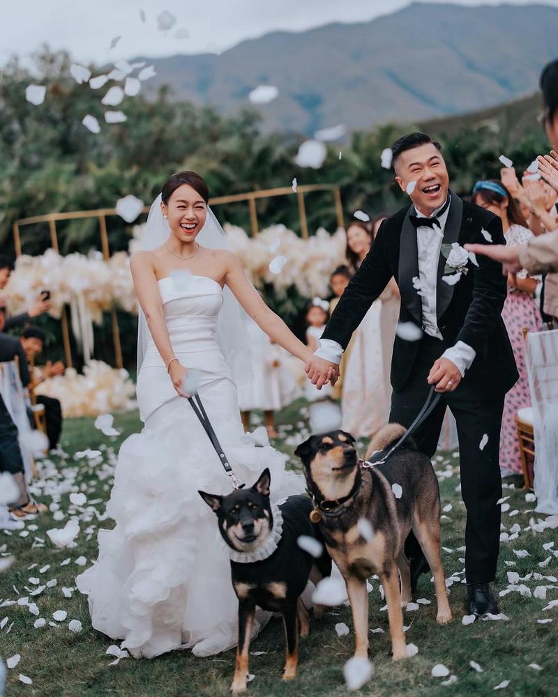 黃心穎與黎萬宏結婚當天，兩人的定情愛犬也有參加婚禮。（黃心穎Ig圖片 / 明報製圖）