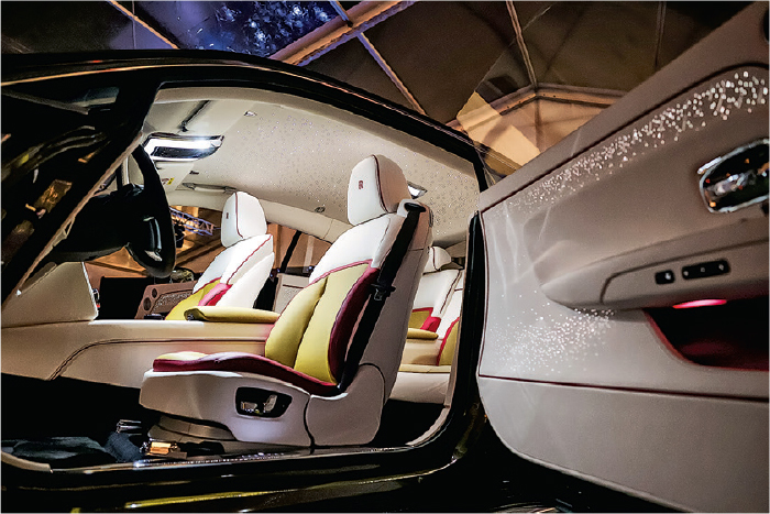 「星空」效果--車廂內的「星空」效果是近年勞斯萊斯最引人着迷的細節，在Spectre的車廂內更會發現「星星」延伸至車門內壁。（廠牌提供）