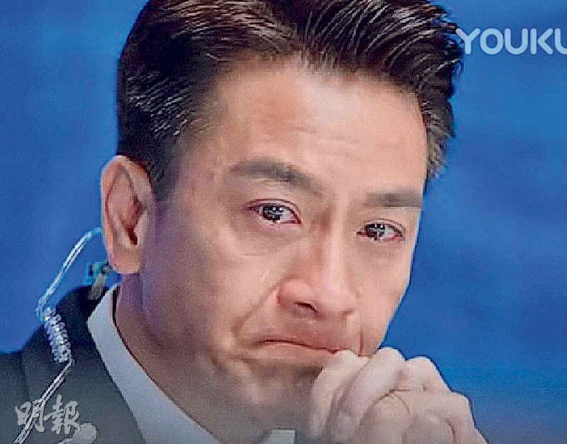 馬國明飾演George從直播畫面看見Man姐有危險，擔心流淚。（視頻截圖）