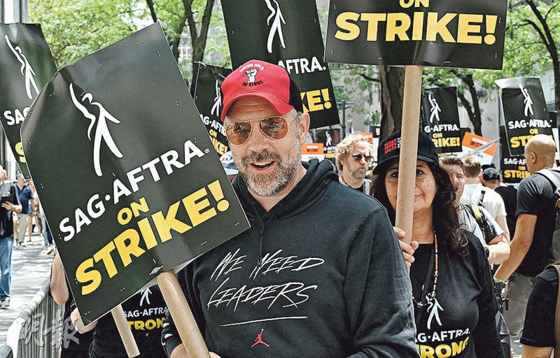 美國編劇公會今年5月與資方就薪酬等條件的談判破裂後，一度發起罷工。至於香港影視業則暫未設工會。
