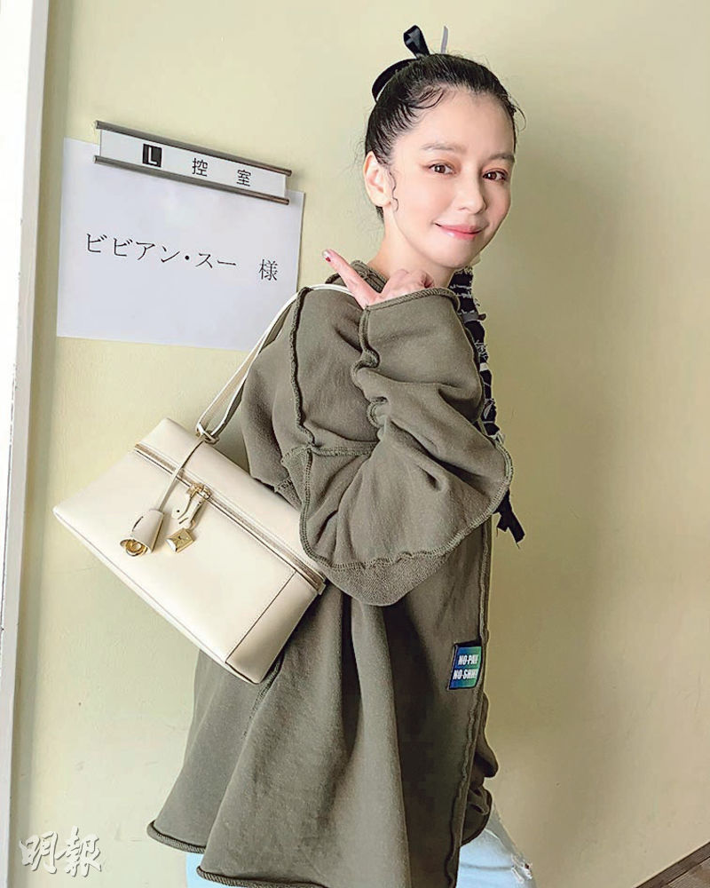 徐若瑄前日貼出在日本工作的照片，展露笑臉的她留言說早安。（網上圖片）