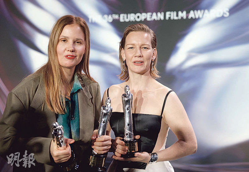 《墮下的對證》導演茱斯汀楚特（左）與女主角珊迪娜許勒（右）捧着多個獎座合照。（法新社）