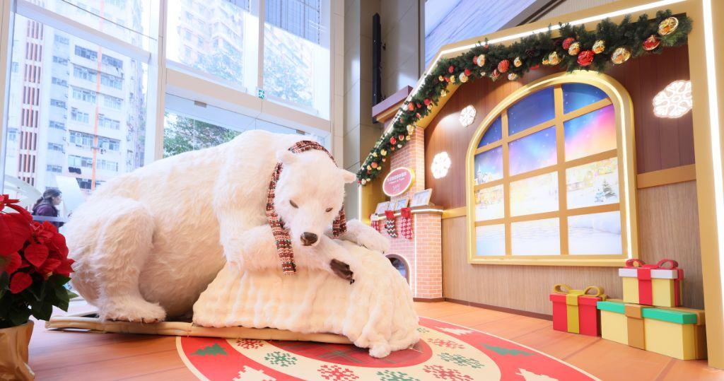 慵懶逗趣的瞓覺熊正在熊宅客廳小休@觀塘市中心YM²裕民坊「冬日熊出沒@觀塘」（圖片由相關機構提供）