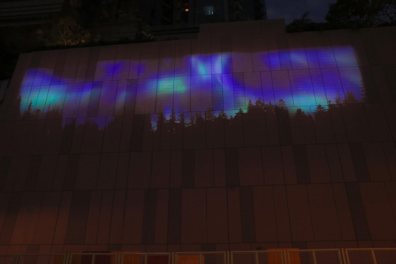 觀塘市中心YM²裕民坊外牆每晚都會上演唯美「幻影極光之旅」。（圖片由相關機構提供）