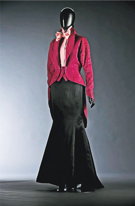 精選展品包括劉培基為梅艷芳設計的舞台服飾，包括她在《第二十一屆十大中文金曲頒獎音樂會》中獲頒金針獎時穿著的服飾。（香港文化博物館提供）