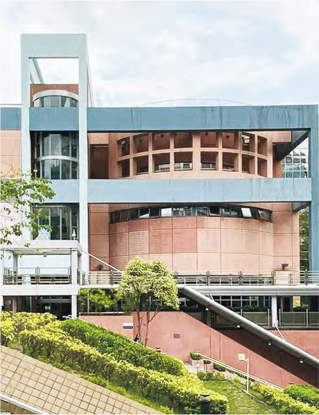 香港科學館的圓形劇院，被結構樑和柱緊密包圍。（陳卓喬提供）
