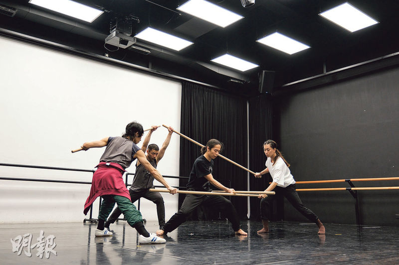 第二幕編舞家王志昇（右二）說，其中一場表演模擬在虛擬空間裏習武的過程，表演者按照「米」字橫或斜的筆順方向移動，以防禦和攻擊。（鄧家烜攝）