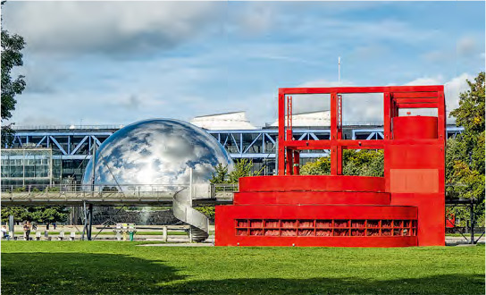 巴黎維萊特公園的紅色遊亭（圖右），與旁邊科學館、球狀劇場（圖左）連成一線。（jacquesvandinteren@iStockphoto）